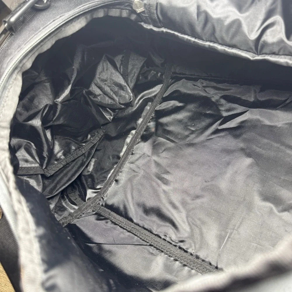 Oakley Black Duffle Bag Vintage Gym Bag in Excellent Condition Model 92345